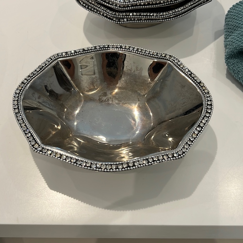 5 mini bowls with rhinestones around very cute for serving